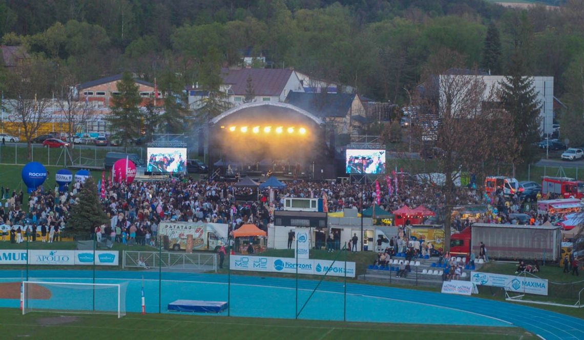 zdjęcie przedstawia widok z góry na stadion wypełniony ludźmi, przed nimi scena