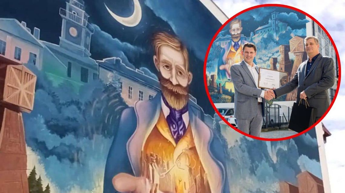 mural ignacego łukasiewicza w gorlicach z prawej strony burmistrz miasta odbierający nagrodę