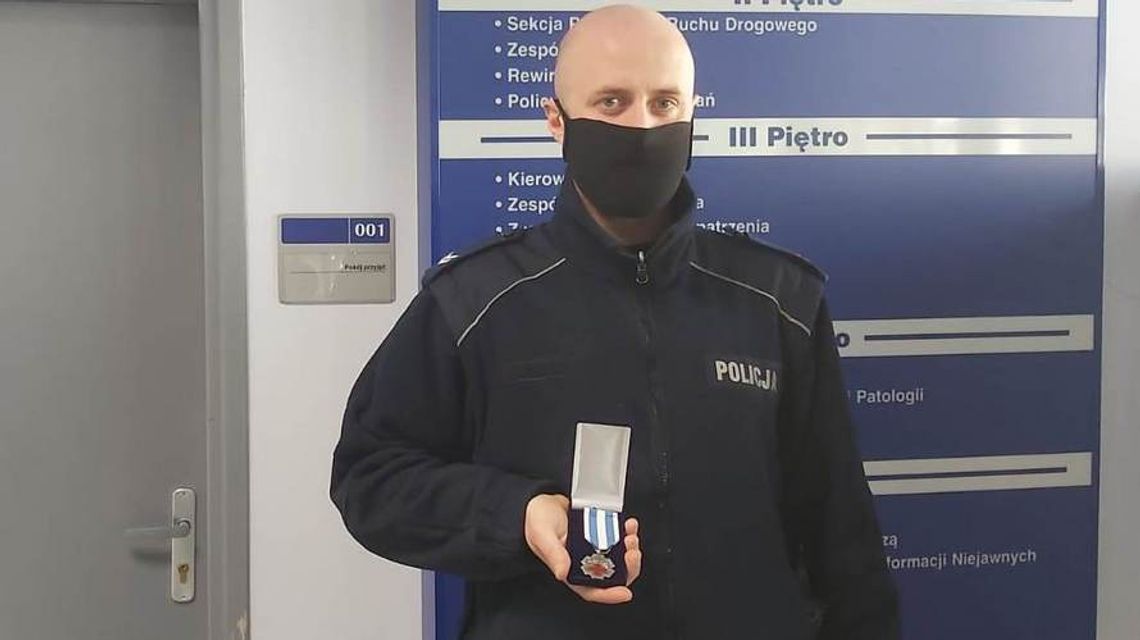 Gorlicki policjant z prestiżowym odznaczeniem za zasługi na rzecz ratowania ludzkiego życia i zdrowia