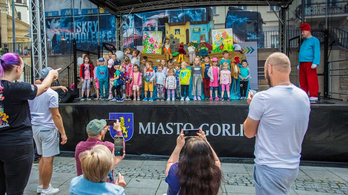 dzieci na gorlickim rynku czas dla rodziny