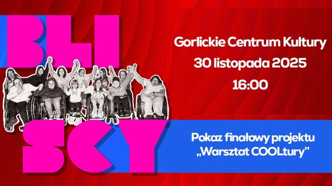 zdjęcie przedstawia dzieci na wózkach obok napisy