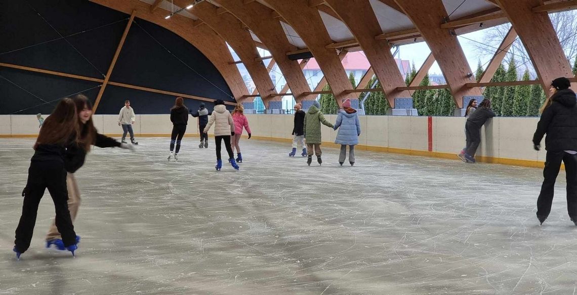 zdjęcie przedstawia ludzi ślizgających się na łyżwach