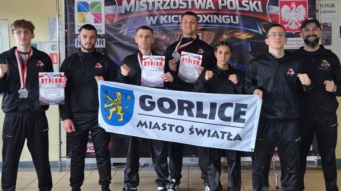 Gorlickie Lwy z medalami Mistrzostw Polski w kickboxingu Zdjęcie przedstawia Gorlickie Lwy z medalami