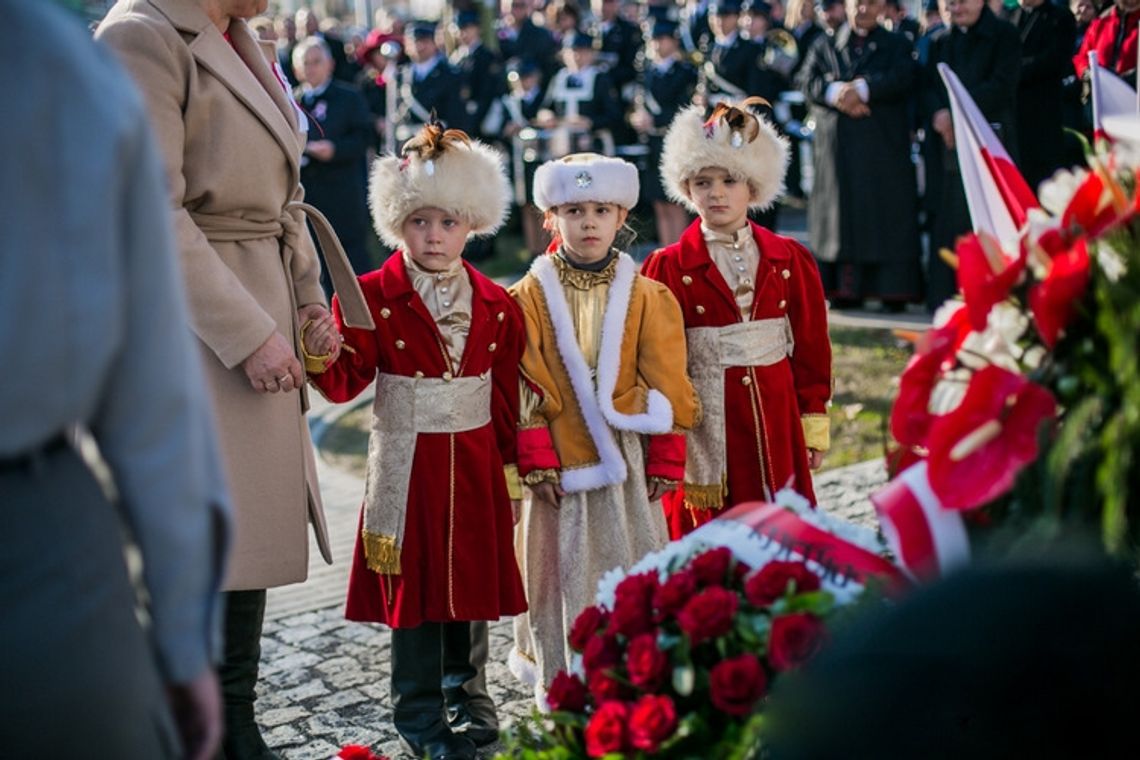 Gorlickie obchody 100. rocznicy odzyskania przez Polskę niepodległości. O godzinie 12.00 wybrzmiał hymn.