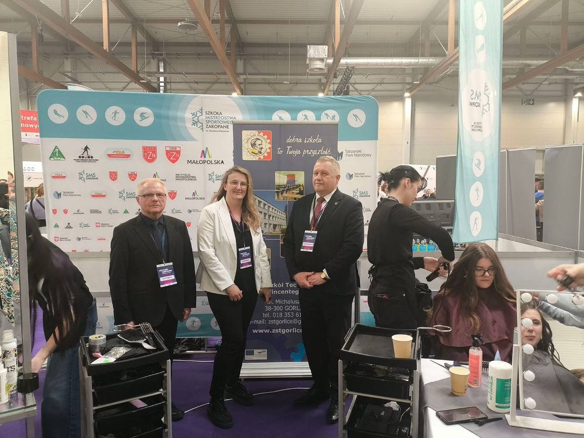 Zdjęcie przedstawia ludzi