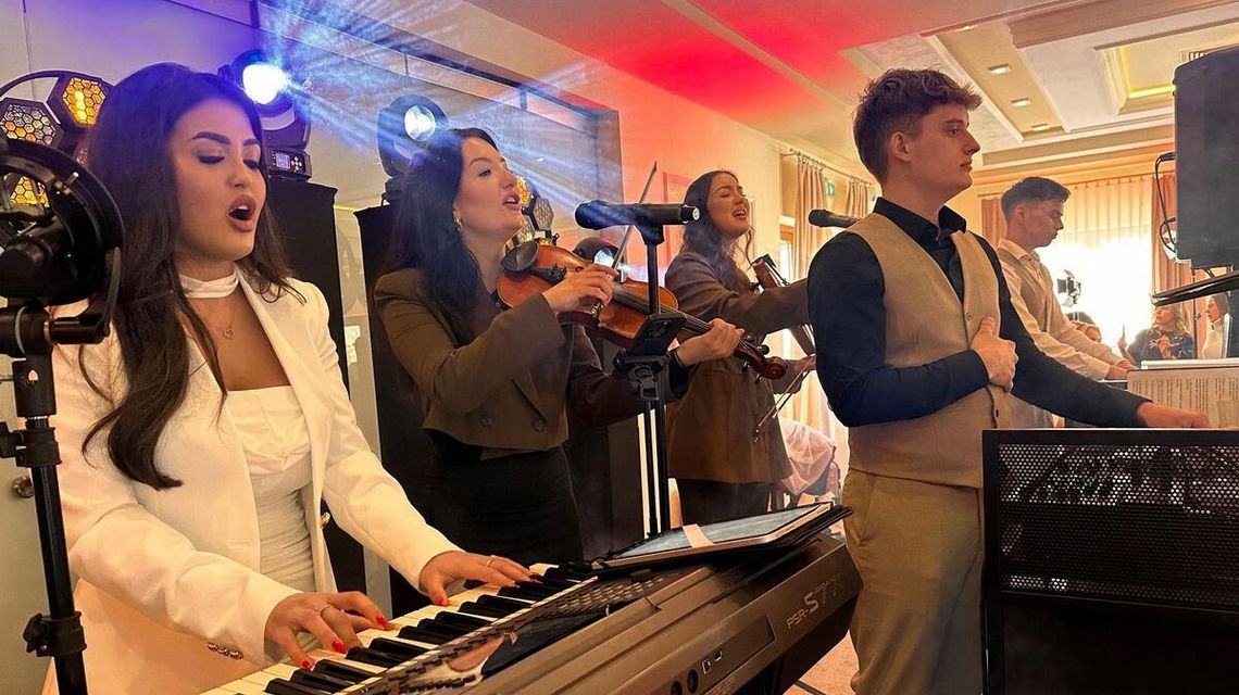 zdjęcie przedstawia kobiety śpiewające