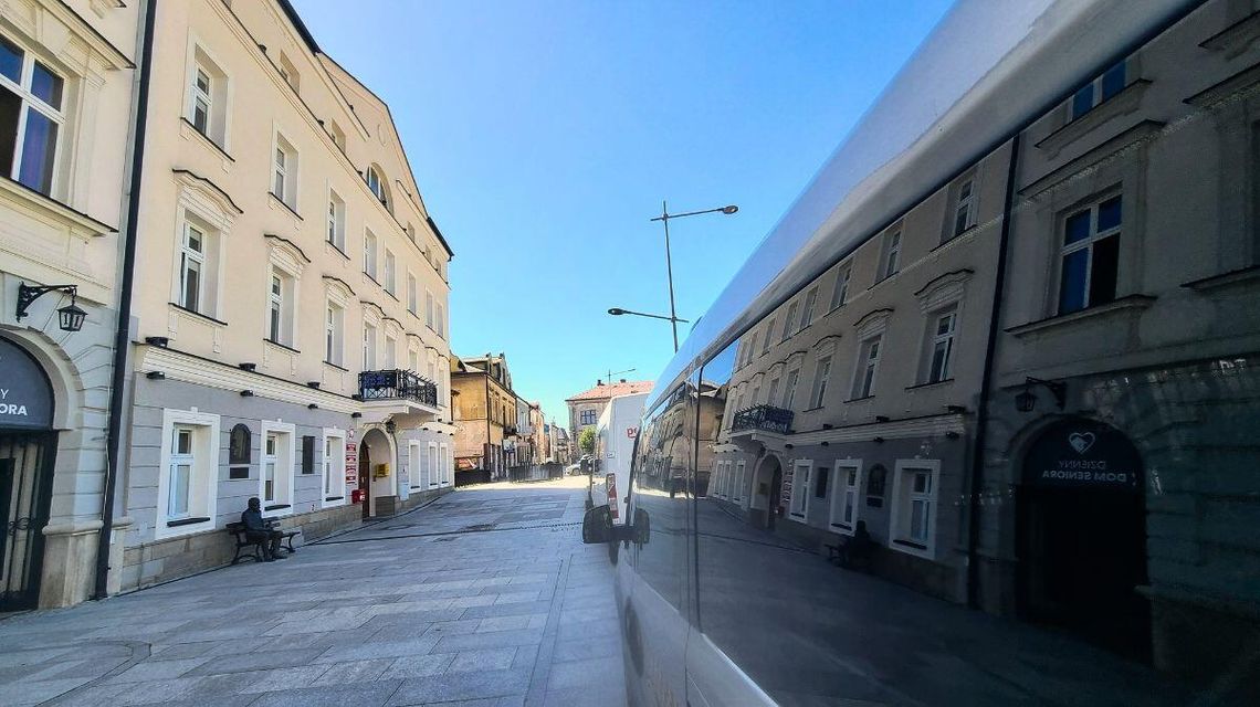 zdjęcie przedstawia budynek ratusza w gorlicach