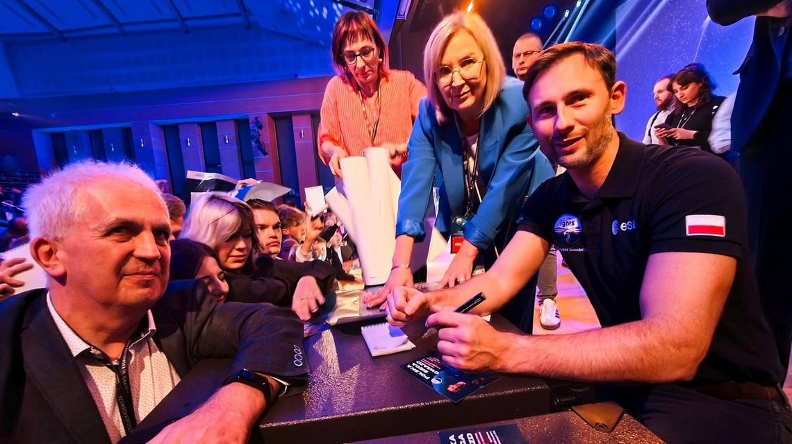 zdjęcie przedstawia mężczyznę, który uśmiecha się do obiektywu, obok publiczność w Rzeszowie