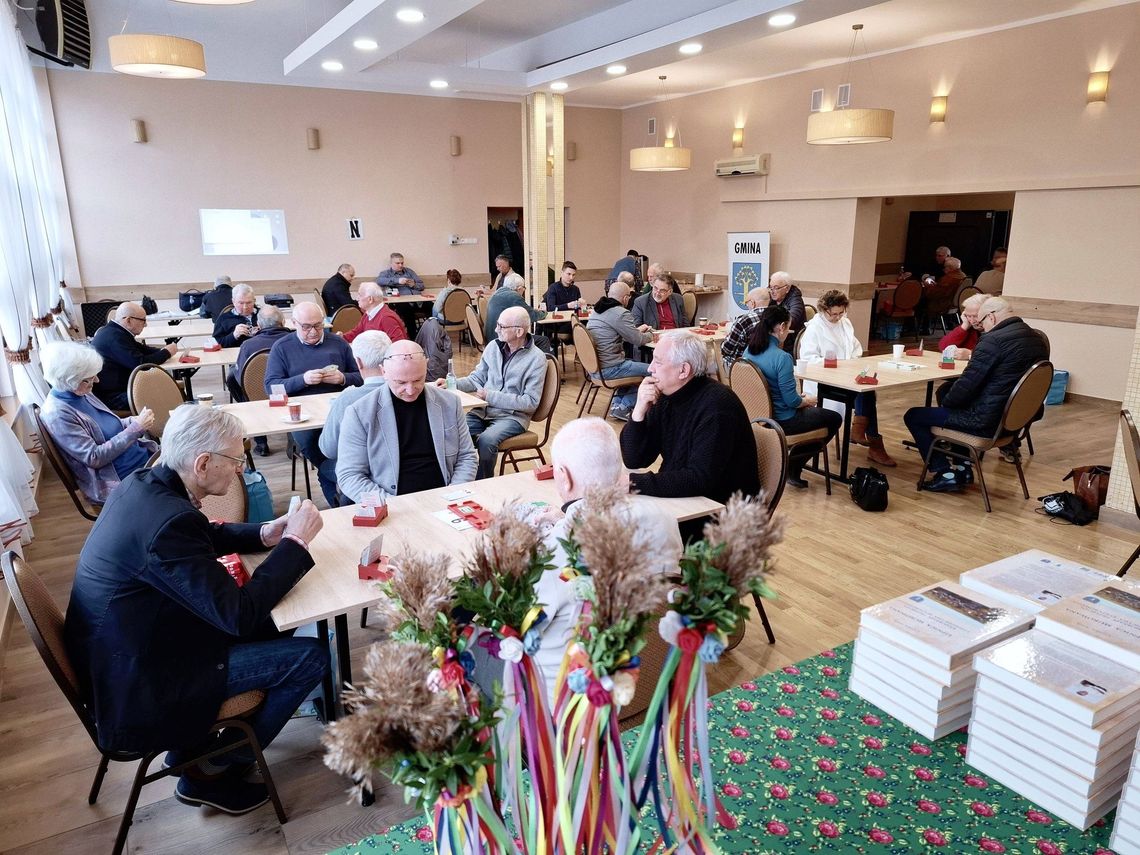 zdjęcie przedstawia ludzi przy stolikach