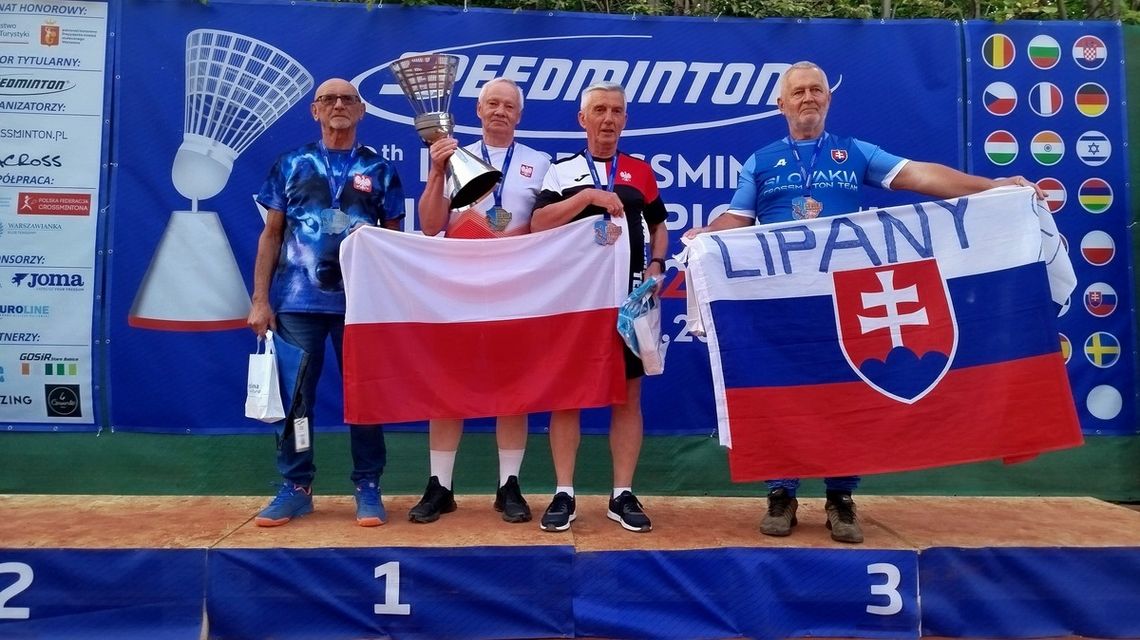 zdjęcie przedstawia mężczyzn na podium