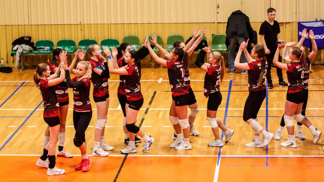 zdjęcie przedstawia siatkarki przybijające sobie piątki