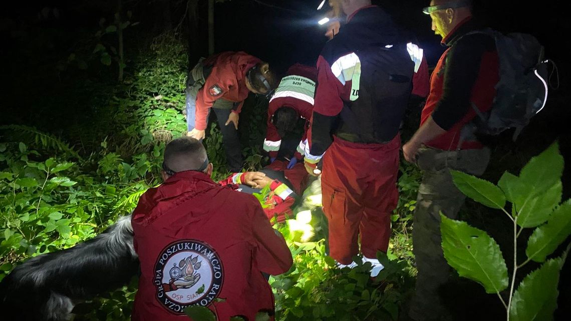 zdjęcie przedstawia ratowników grupy poszukiwawczo ratowniczej