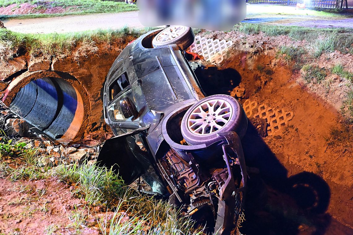 zdjęcie przedstawia samochód osobowy po zdarzeniu drogowym