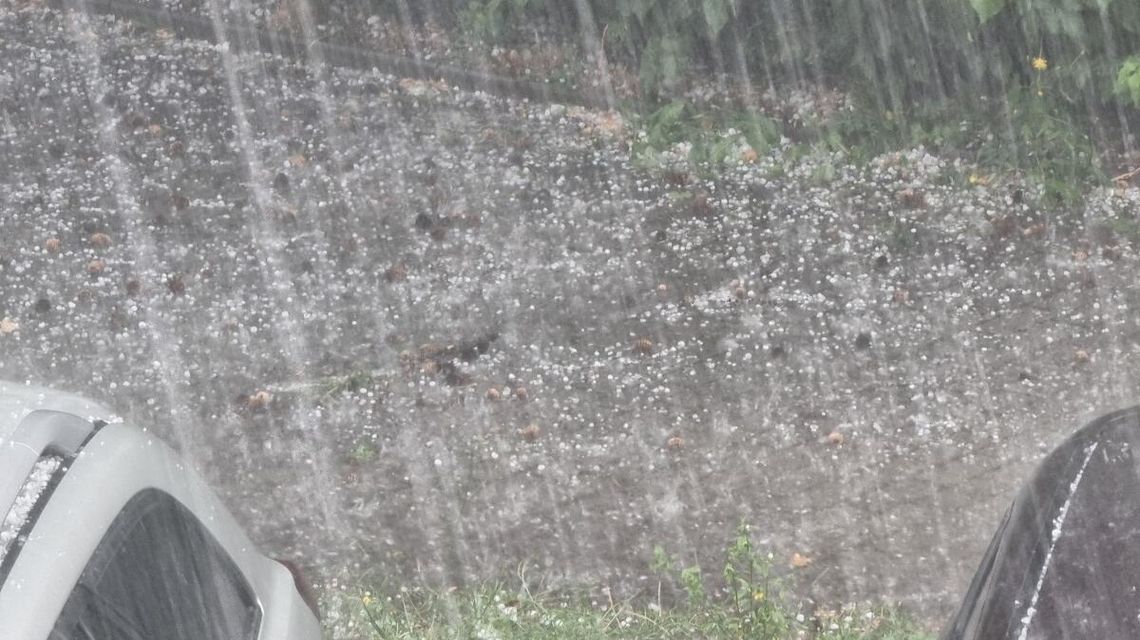 Gwałtowna burza nad Gorlicami. W kilka chwil na ulicach zrobiło się biało [FOTO/VIDEO]