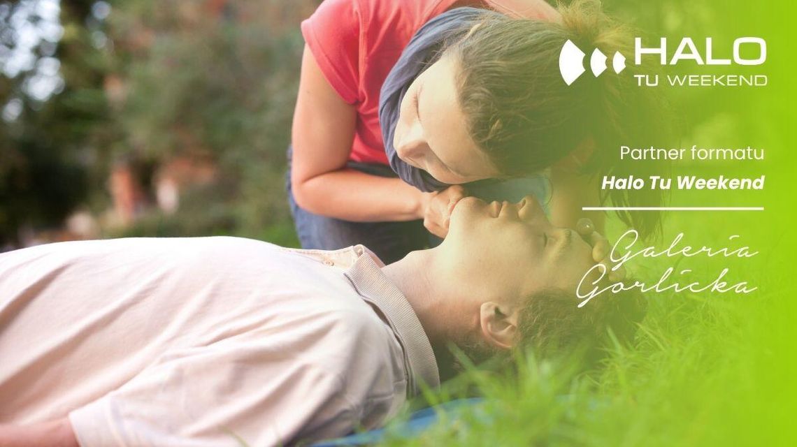 zdjęcie przedstawia kobietę sprawdzającą oddech u poszkodowanego