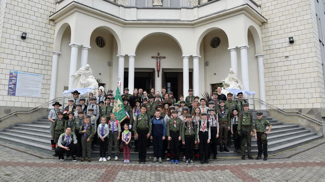 zdjęcie przedstawia grupę harcerzy na schodach kościoła