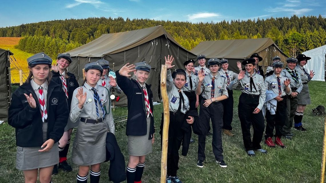 zdjęcie przedstawia grupę harcerzy na obozie w Krzywej