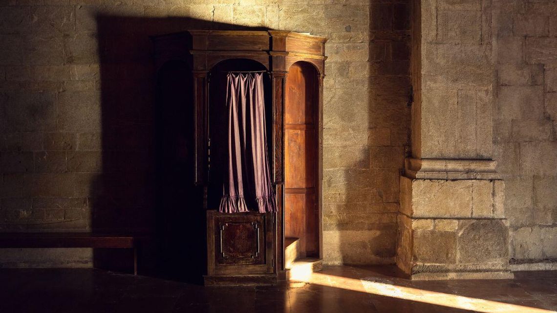 Zdjęcie przedstawia konfesjonał