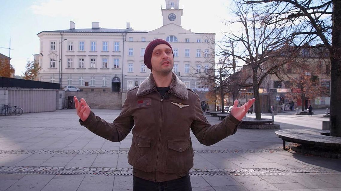 zdjęcie przedstawia mężczyznę stojącego na rynku