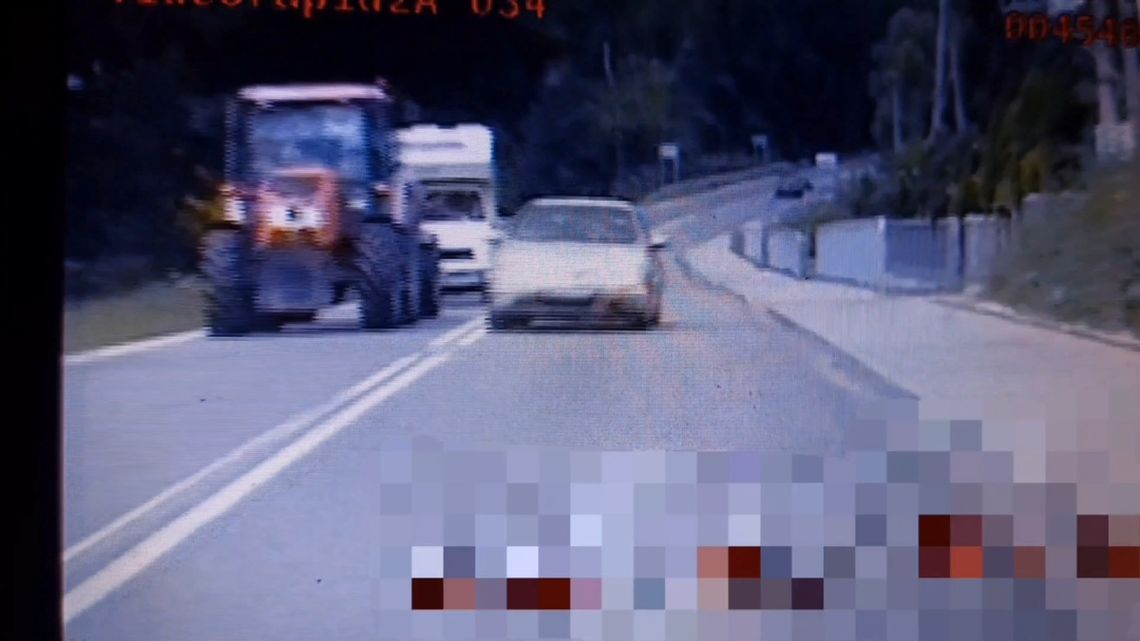Honda jechała na czołówkę z radiowozem. Kierowca stracił prawo jazdy Zdjęcie przedstawia wyprzedzane pojazdy przez pojazd osobowy
