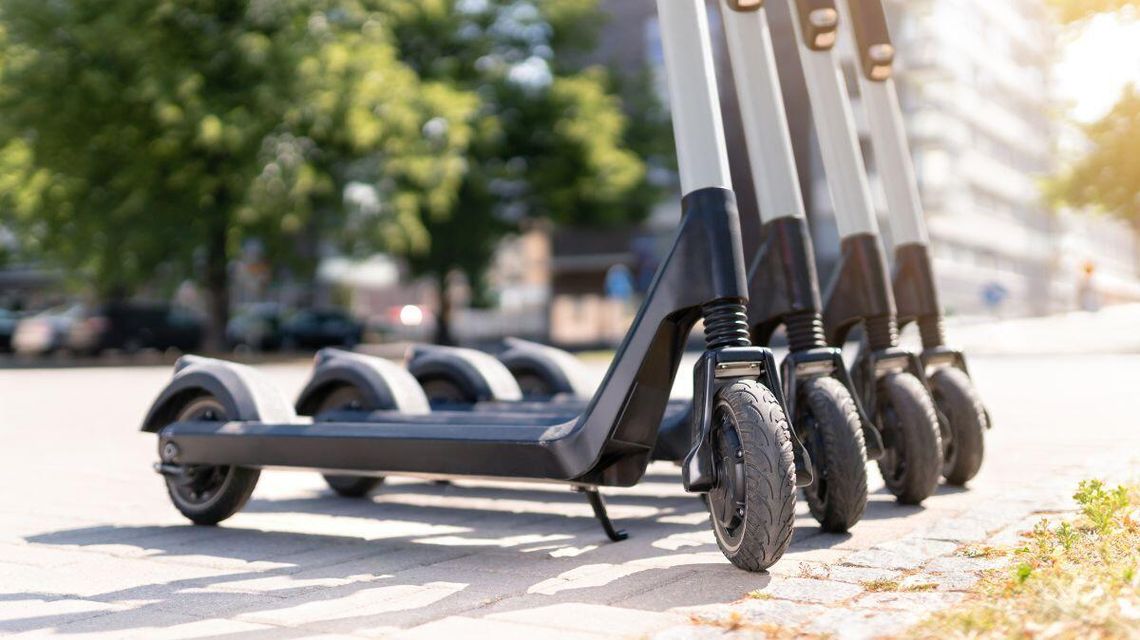 Hulajnoga czeka na właściciela. Trafiła do gorlickiego starostwa Zdjęcie przedstawia hulejnoge