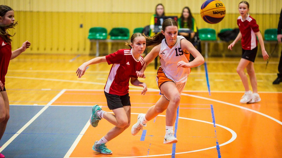 zdjęcie przedstawia koszykarki walczące o piłkę