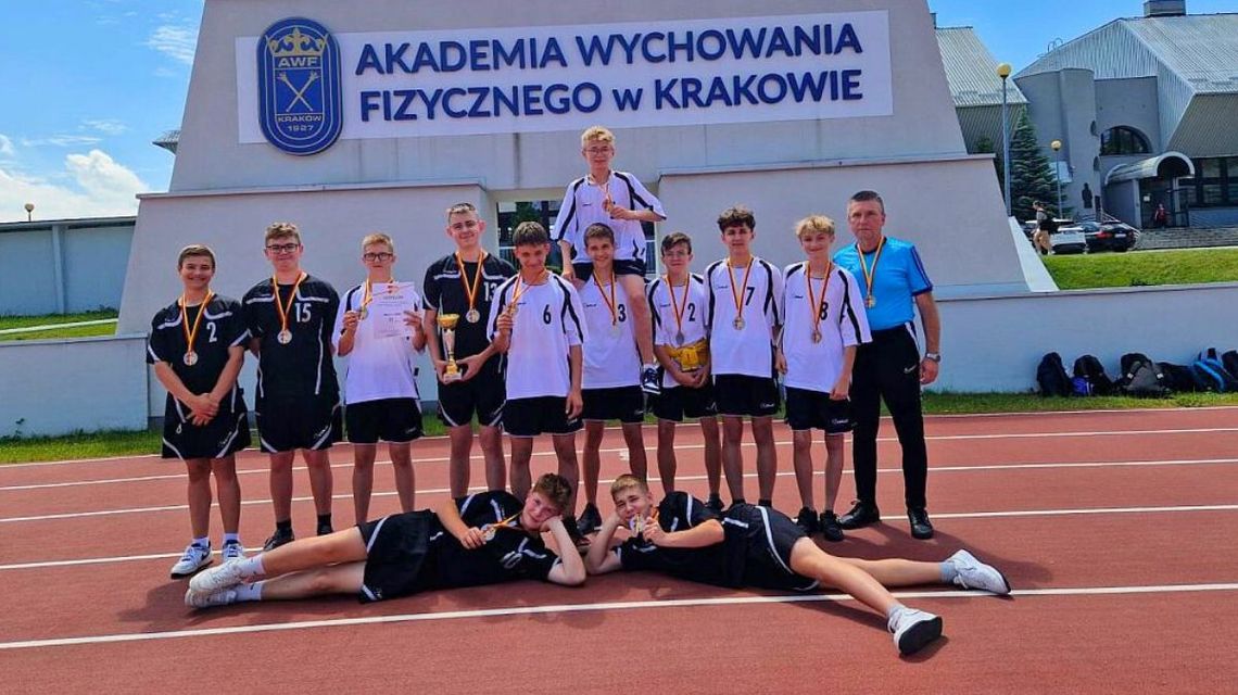 Chłopcy z medalami i dyplomami na mistrzostwach województwa