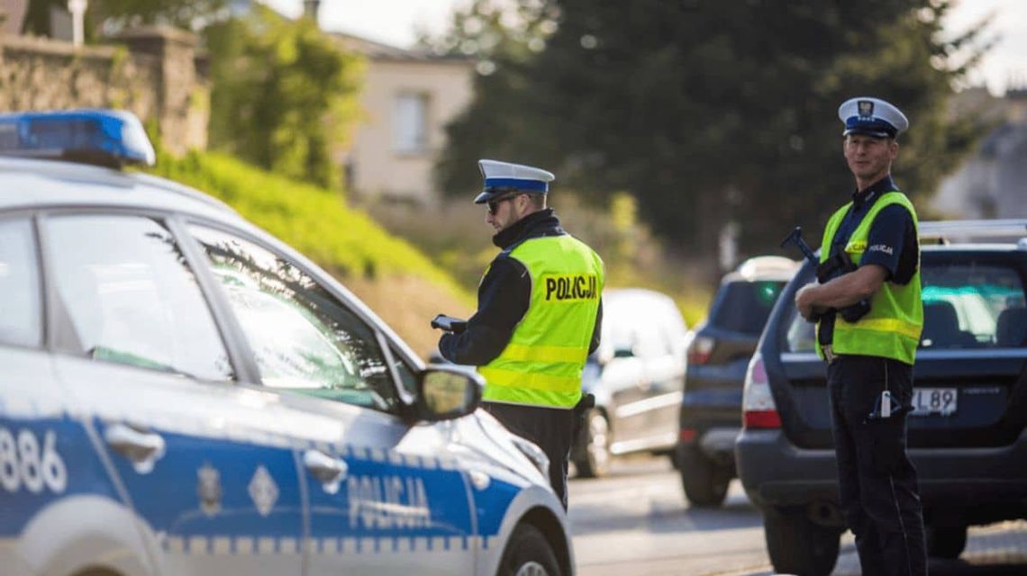 policjanci w czasie patroli obserwują otoczenie przejścia dla pieszych pod szkołą