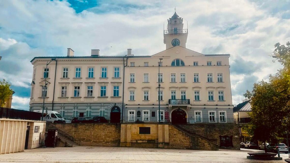 zdjęcie przedstawia budynek ratusza w Gorliach
