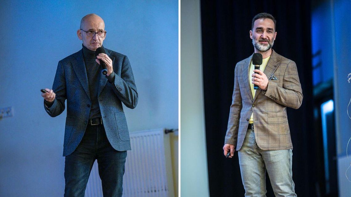 zdjęcie przedstawia dwóch mężczyzn z mikrofonem na scenie