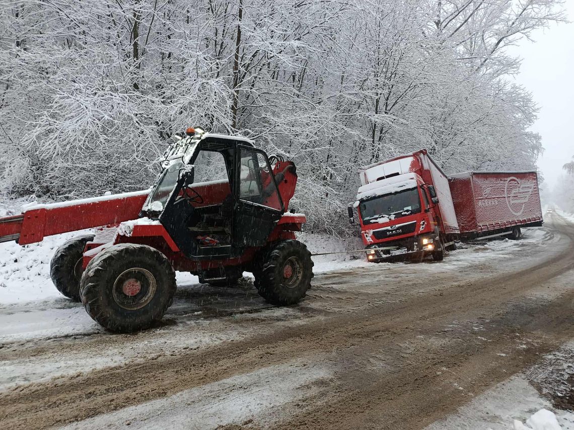 Intensywne opady śniegu w powiecie. Warunki do jazdy pogarszają się