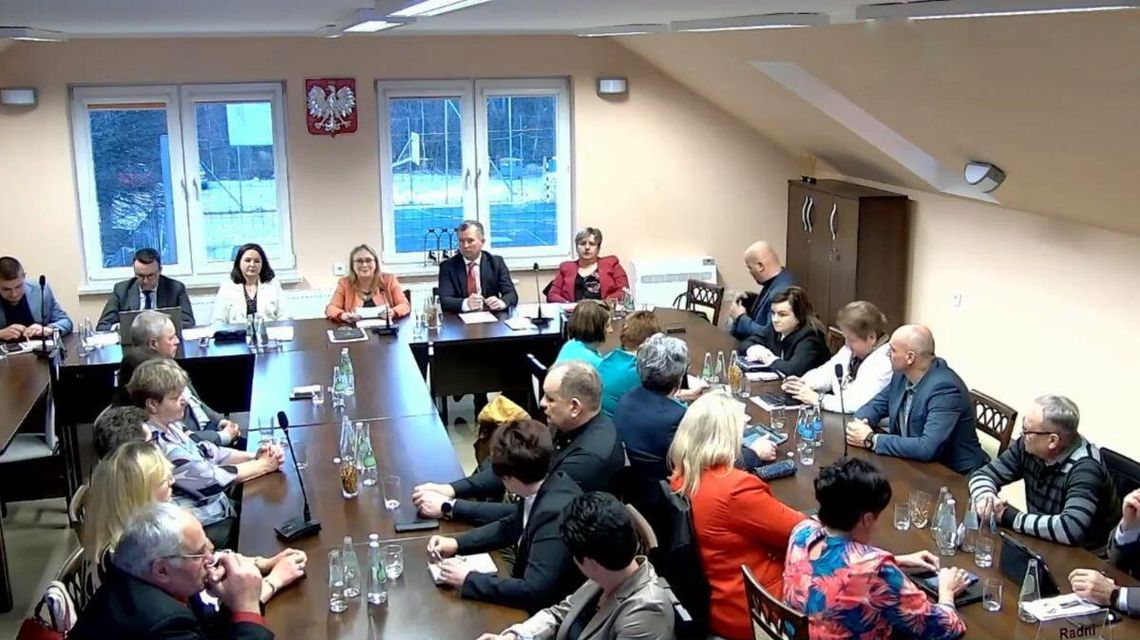 zdjęcie przedstawia kilkanaście osób siedzących przy stołach