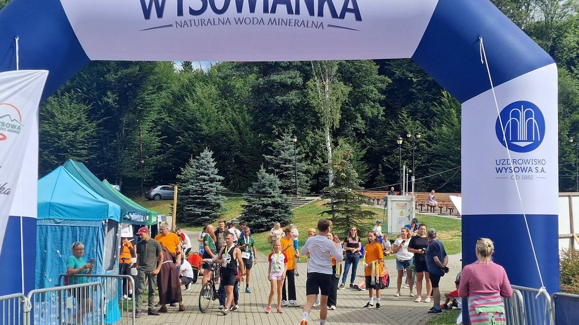 IV Festiwal Pustelnika. Sukcesy biegaczy z Gorlic, Lipinek i Szymbarku grupa osób biegających pod bramą startową w wysowej zdroju