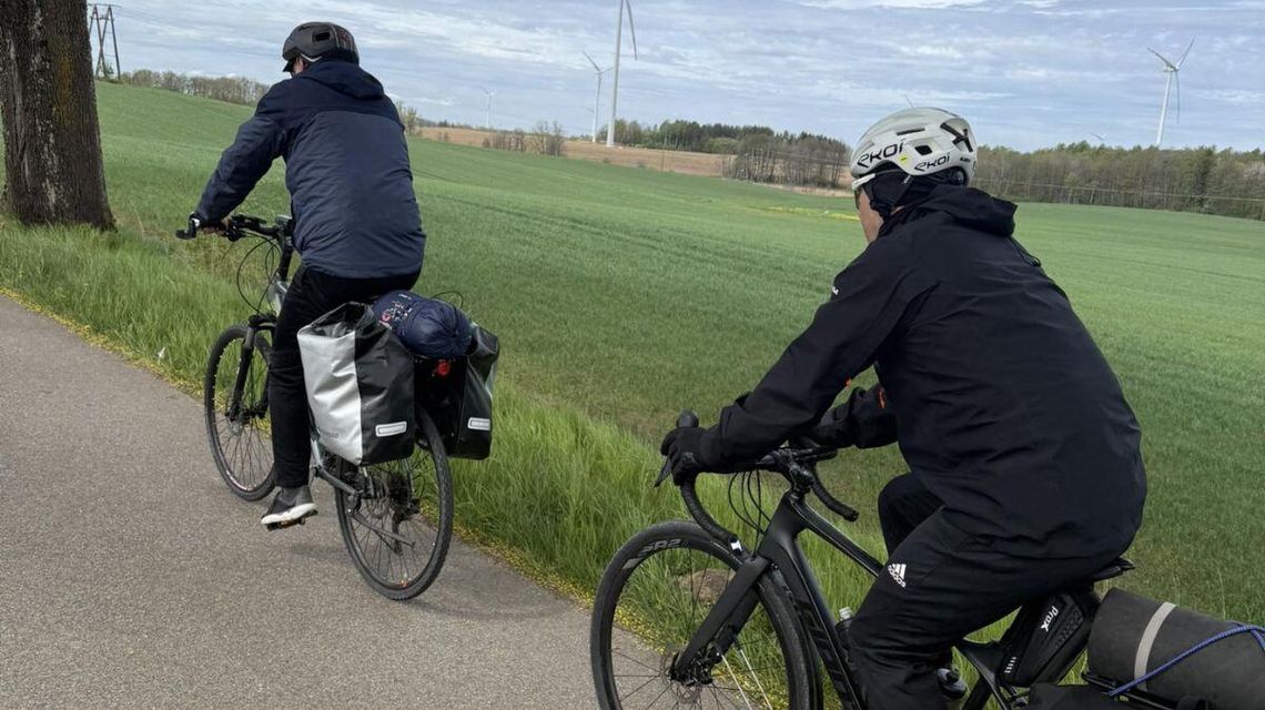 zdjęcie przedstawia mężczyzn na rowerach podczas charytatywnej wyprawy dla Mileny Ząber