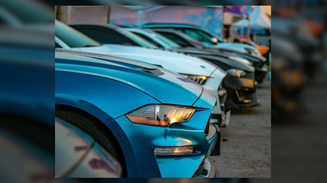 zdjęcie przedstawia samochody na parkingu ustawione bokiem