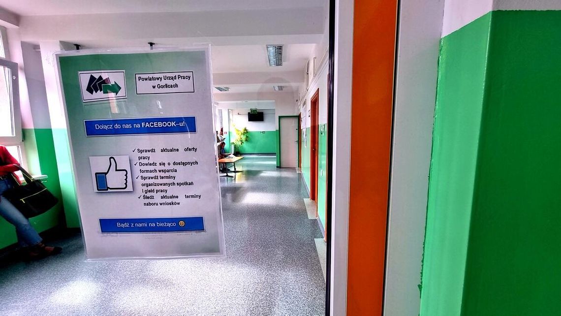 zdjęcie przedstawia plakat na drzwiach