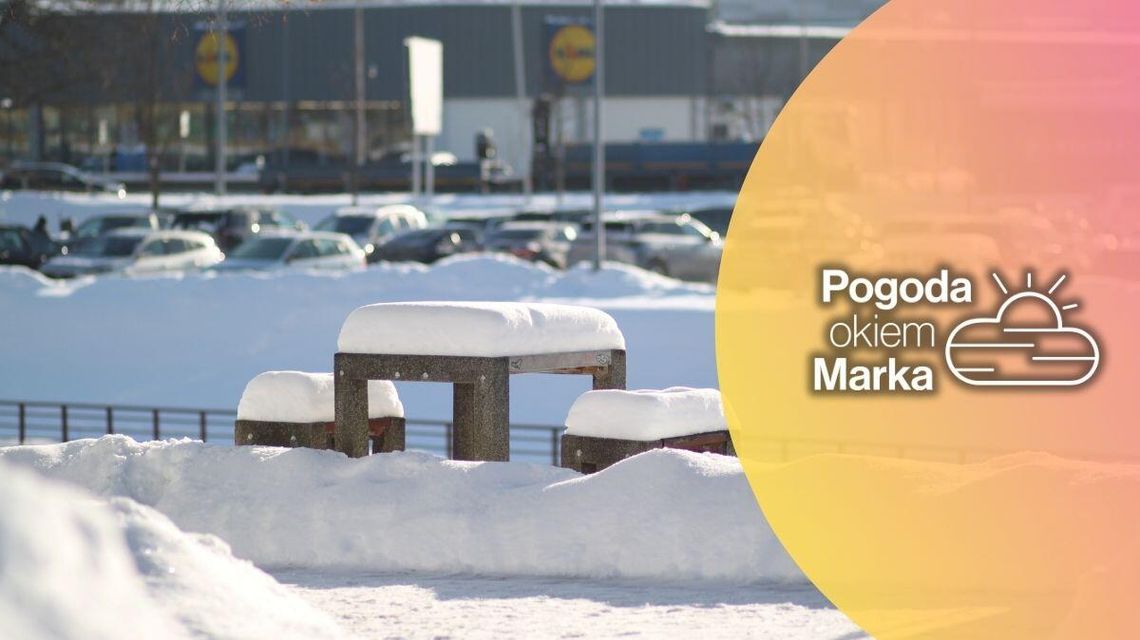 zdjęcie przedstawia stolik na zewnątrz w śniegu