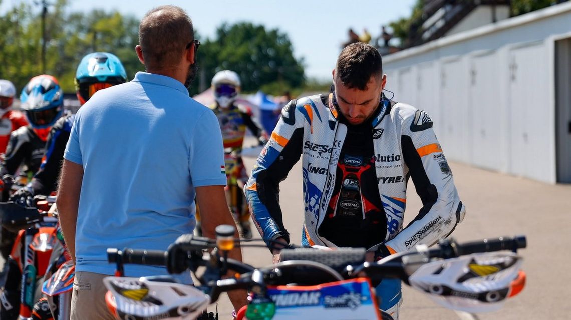 Jakub Ryndak z Gorlic na podium Mistrzostw Polski. Świetny debiut w klasie S1 mężczyzna w kombinezonie motocyklowym