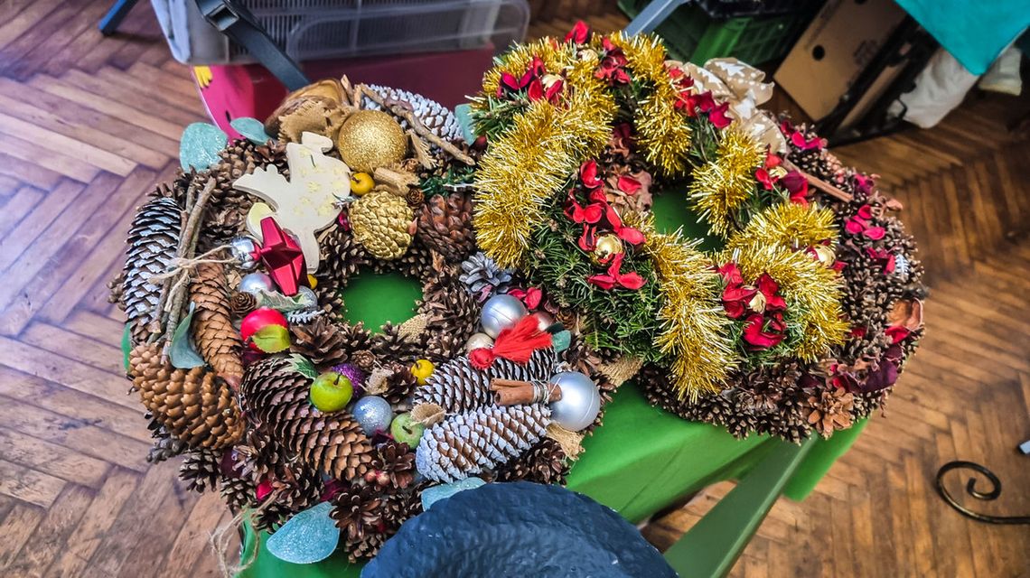 zdjęcie przedstawia wieńce świąteczne