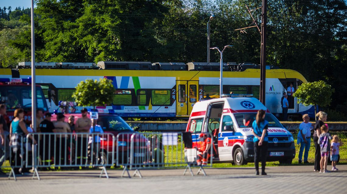 pociąg stojący na stacji w bobowej w powiecie gorlickim