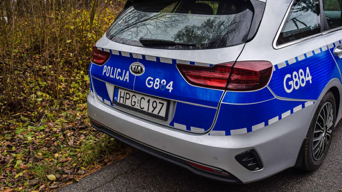 zdjęcie przedstawia policyjny radiowóz