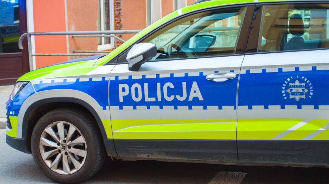 Jechał po alkoholu w Brunarach. Szybko stanął przed sądem trzymanie skutego mężczyzny przez policje