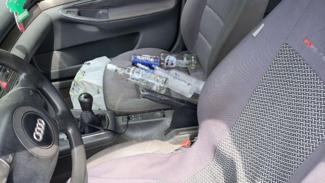 Zdjęcie przedstawia 'butelki alkoholu w pojezdzie