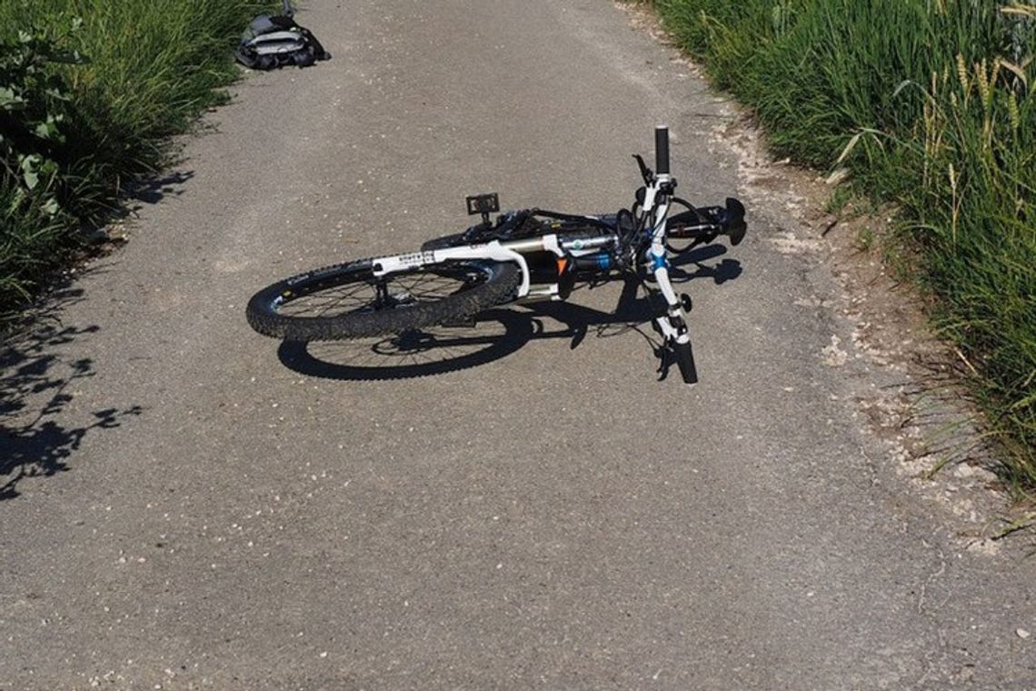 Jechały na jednym rowerze, potrącił je samochód