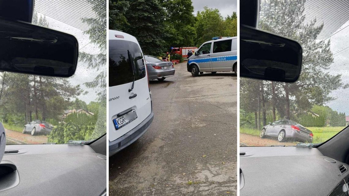 zdjęcie przedstawia samochód w rowie