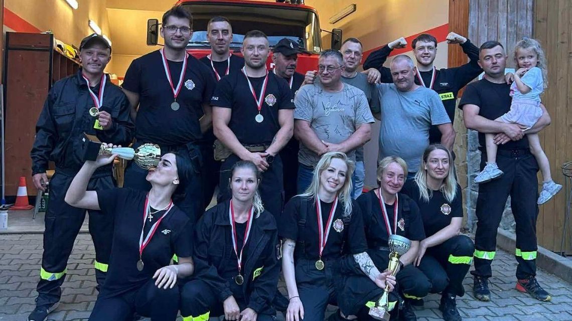 To oni zdominowali powiatowe zawody. Druhowie i druhny tej samej jednostki sięgnęli po zwycięstwo Zdjęcie przedstawia grupę ludzi z medalami
