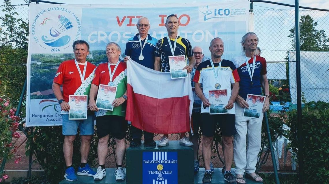 mężczyźni stojący na podium