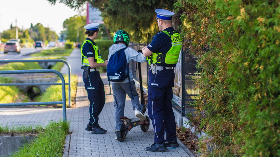 Jeździsz na hulajnodze lub rowerze do szkoły? Sprawdź nowe przepisy policjanci i chłopak na hulajnodze