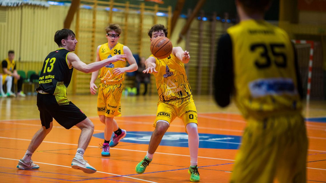 zdjęcie przedstawia koszykarzy na boisku