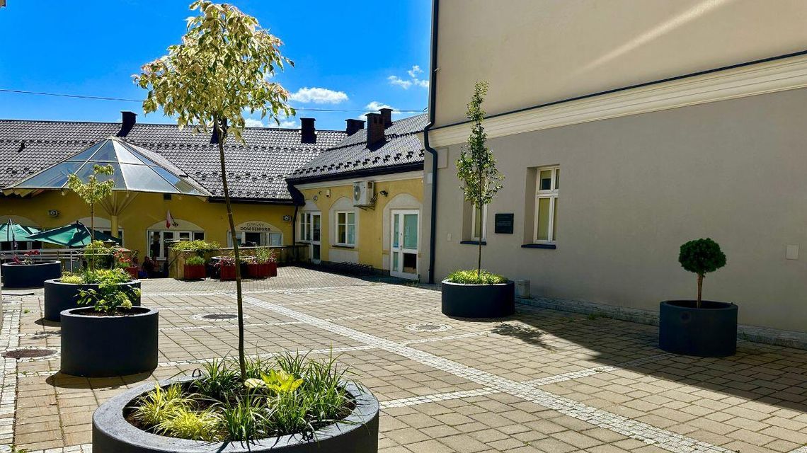 Zdjęcie przedstawia dziedziniec Urzędu Miejskiego w Gorlicach
